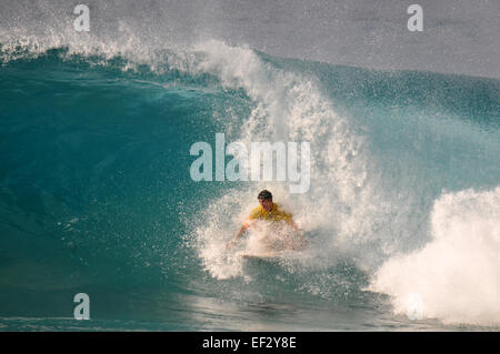 Pro-surfer brésilien Gabriel Medina rides l 'backdoor' au 2014 Pipemasters, plage de Banzai Pipeline, Ehukai Oahu Côte-Nord Banque D'Images