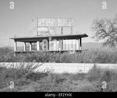 Bruxelles, Bxl, Belgique. 18 janvier, 2015. La Grèce, janvier 2015 vide et détruit des panneaux publicitaires et des panneaux publicitaires à côté de la route nationale principale entre Athènes et Thessalonique. La baisse de recettes publicitaires depuis le début de la crise n'est plus de 80  % par Wiktor Dabkowski © Wiktor Dabkowski/ZUMA/Alamy Fil Live News Banque D'Images