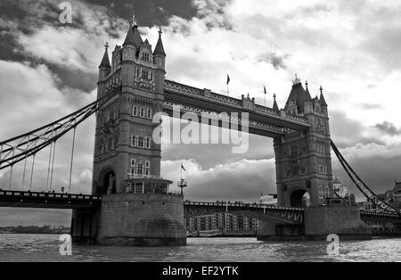 Noir et blanc spectaculaire vue sur le Tower Bridge contre ciel nuageux, vu de la Tamise, Londres, Angleterre Banque D'Images