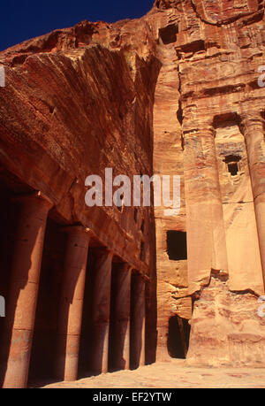 Vue extérieure de l'Urne tombe à Petra, Jordanie Banque D'Images