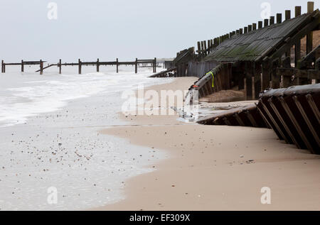 Défenses sur mer cassée Happisburgh Beach en hiver à Norfolk en Angleterre Banque D'Images