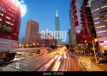 Taipei, Taiwan - Dec 30, 2014 : Taipei, Xinyi District de nuit (y compris Taipei 101). Le Xinyi District est le siège de l'At Banque D'Images