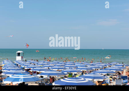 Les baigneurs et des parasols sur la plage, la mer, Senigallia, Province d'Ancône, Marches, côte Adriatique, Italie Banque D'Images