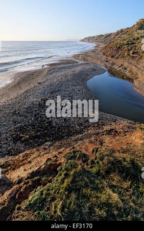 Grange Chine, île de Wight, l'eau transporte de la localité de Buddle Brook près de la mer à proximité de la Grange Ferme et Maison de pitch Banque D'Images