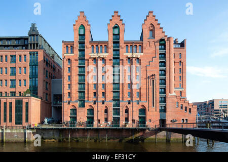 Ancien entrepôt quai Kaispeicher B dans le quartier des entrepôts de Speicherstadt à partir de 1879, maintenant l'International Maritime Museum Banque D'Images