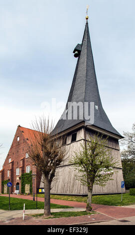 Église Saint Matthias avec tour en bois en 1685, l'Altes Land, Jork, Basse-Saxe, Allemagne Banque D'Images