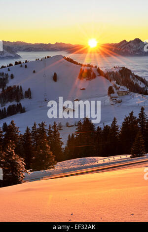 Coucher de Mt Rigi Kulm avec vue sur les montagnes Rigi Staffel et Pilatus, Canton de Schwyz, Suisse Banque D'Images