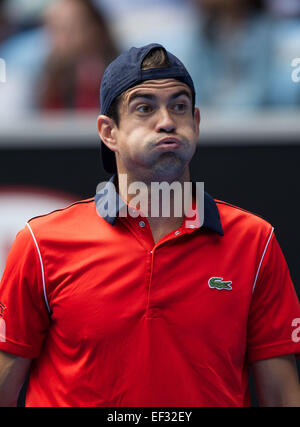 Melbourne, Australie. 26 janvier, 2015. Garcia Lopez de l'Espagne réagit au cours de la quatrième ronde du tournoi match contre Stanislas Wawrinka de la Suisse à l'Open d'Australie tournment à Melbourne, Australie, le 26 janvier 2015. Wawrinka a gagné 3-1. Credit : Bai Xue/Xinhua/Alamy Live News Banque D'Images