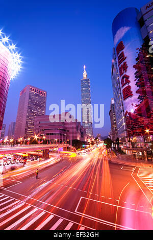 Taipei, Taiwan - Dec 30, 2014 : Taipei, Xinyi District de nuit (y compris Taipei 101). Le Xinyi District est le siège de l'At Banque D'Images