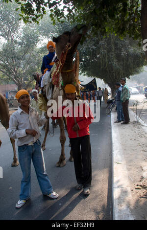 New Delhi, Inde - le 19 novembre 2011 : les gens célébrant Sikh Guru Nanak naissance avec un défilé de rue et de la distribution alimentaire Banque D'Images