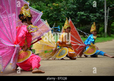 Les enfants de leur montrer la danse kinnari Shan sont la culture et la tradition de Shan pour traveler à Pangmapa l'école. Banque D'Images