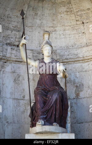 Statue de la déesse Roma en place du Capitole de Rome, Italie Banque D'Images