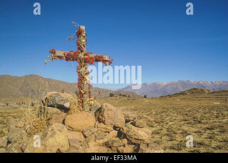 Croix chrétienne sur paysage aride du Pérou près de Canon del Colca Banque D'Images