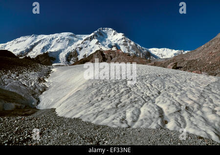 Vue pittoresque de glacier et plus hauts sommets de montagnes de Tian-shan occidental au Kirghizstan Banque D'Images