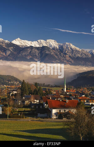 Village pittoresque dans les Alpes près de Innsbruck Tirol Banque D'Images