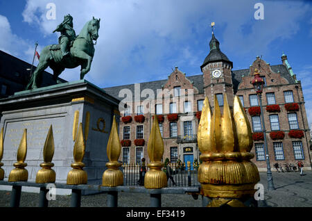 La mairie de Düsseldorf est situé sur la place du marché dans la vieille ville de Düsseldorf, Rhénanie du Nord-Westphalie. La statue équestre de l'électeur Johann Wilhelm von der Pfalz-Neuburg, appelé 'Jan Wellem' par les habitants de Düsseldorf, est debout à l'avant. Photo du 1er octobre 2014. Banque D'Images