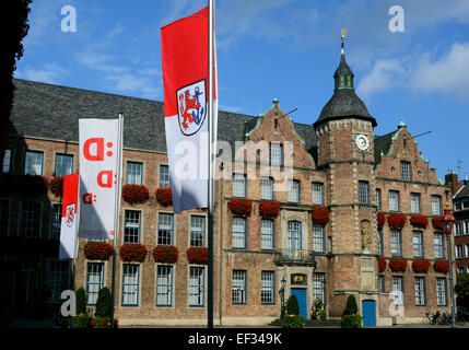 La mairie de Düsseldorf est situé sur la place du marché dans la vieille ville de Düsseldorf, Rhénanie du Nord-Westphalie. Un drapeau avec la ville armoiries, le Bergischer Löwe, est debout à l'avant. Photo du 1er octobre 2014. Banque D'Images