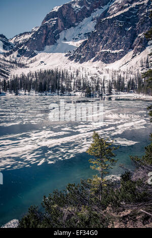 Lago di Braies alias Pragser Wildsee en Tyrol du Sud, Italie Banque D'Images