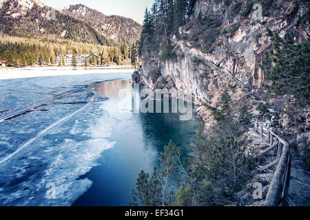 Lago di Braies alias Pragser Wildsee en Tyrol du Sud, Italie Banque D'Images