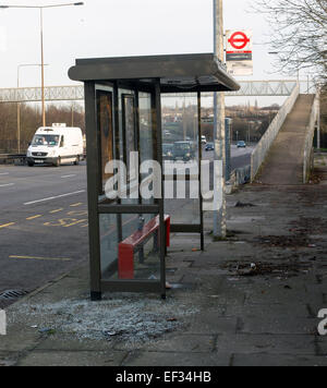 Verre brisé abri bus vandalisés endommagé Banque D'Images