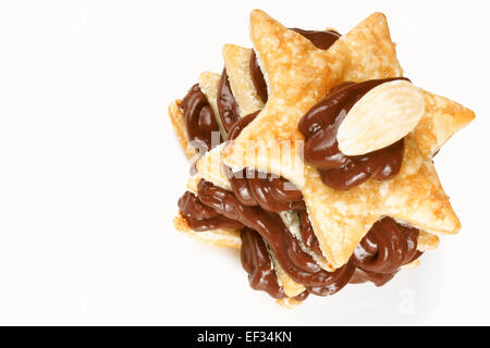 Crème au Chocolat en forme d'amande et le millefeuille sur un fond blanc, avec l'exemplaire de l'espace. Banque D'Images