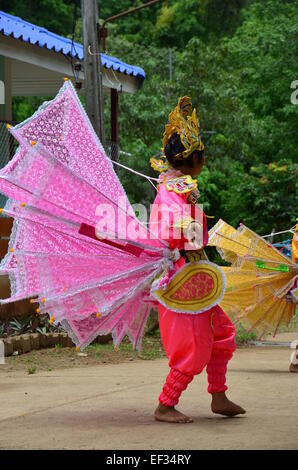 Les enfants de leur montrer la danse kinnari Shan sont la culture et la tradition de Shan pour traveler à Pangmapa l'école. Banque D'Images