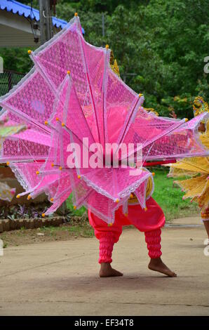 Les enfants de leur montrer la danse kinnari Shan sont la culture et la tradition de Shan pour traveler à Pangmapa l'école. Banque D'Images