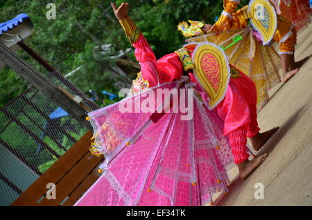 Les enfants de leur montrer la danse kinnari Shan sont la culture et la tradition de Shan pour traveler à Pangmapa l'école. Banque D'Images