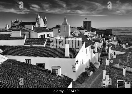 Le Portugal, l'Alentejo : View of historic village Monsaraz en version noir et blanc Banque D'Images