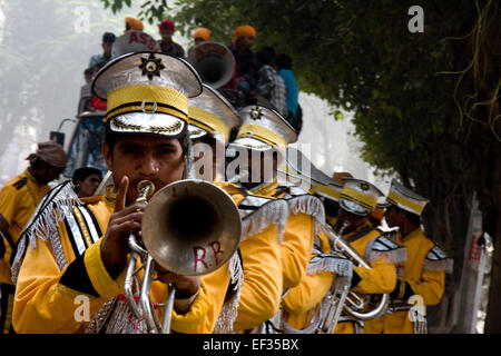 New Delhi, Inde - le 19 novembre 2011 : les gens célébrant Sikh Guru Nanak naissance avec un défilé de rue et de la distribution alimentaire Banque D'Images