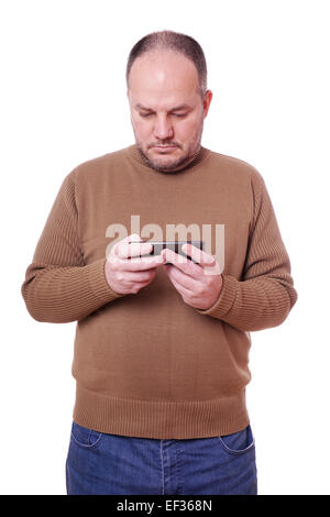 Homme d'âge moyen en regardant son téléphone intelligent Banque D'Images