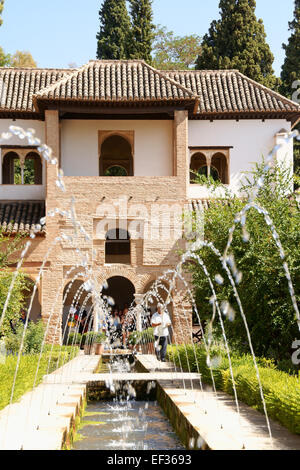 Granada, Espagne - 14 août 2011 : des fontaines dans les jardins du Palacio de Generalife, le palais d'été des émirs Nasrides. Banque D'Images