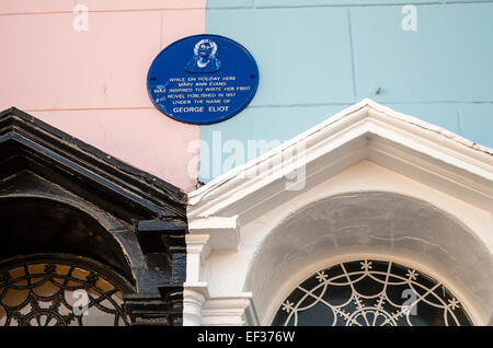 Cette plaque rappelle bleu George Eliot auteur qui a passé les vacances à Tenby UK Banque D'Images