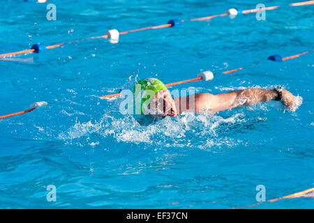 Pensionné rejoint 650 concurrents de toute l'Europe prendre part aux championnats de natation en eau froide à Tooting Bec Banque D'Images