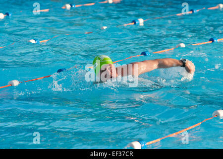 Pensionné rejoint 650 concurrents de toute l'Europe prendre part aux championnats de natation en eau froide à Tooting Bec Banque D'Images