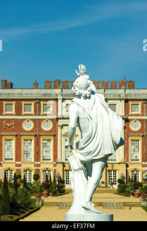 Statue situé dans Marie Stuart, dans le jardin privé de l'hôtel Hampton Court Palace Banque D'Images