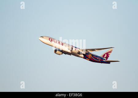 A7-BAE Qatar Airways Boeing 777 3DZ/ER, livraison FC Barcelona, Surrey, Angleterre, Royaume-Uni Banque D'Images