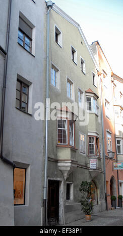 Haus Rosengasse 1 in Hall in Tirol, Autriche, une résidence historique située dans le centre de la ville médiévale, reflétant l'architecture tyrolienne locale Banque D'Images