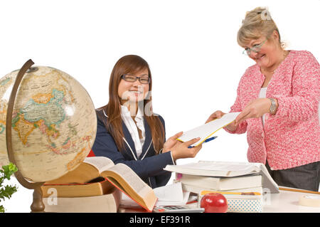 Remise étudiant dans son travail scolaire Banque D'Images