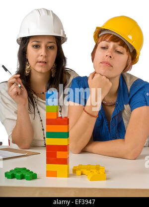 Deux femmes à la recherche de blocs de construction Banque D'Images