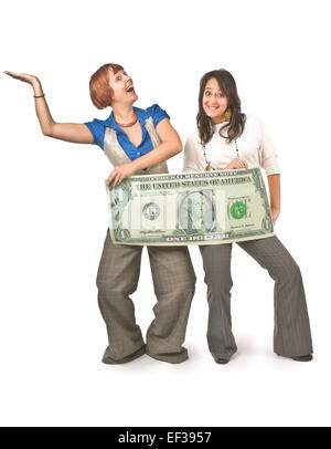 Deux heureux women holding une immense dollar bill Banque D'Images