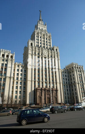 L'un des gratte-ciel de Moscou connu comme 7 Sœurs de Staline (portes rouge Bâtiment administratif), Moscou, Russie Banque D'Images