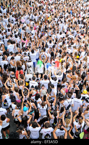 BARCELONA - 18 mai : les gens à la Color Run Holi parti dans les rues de la ville le 18 mai 2014 à Barcelone, Espagne. Banque D'Images