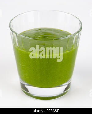 Smoothie vert fait de matière organique les épinards, chou vert et de fruits dans un verre. Une matière, sains, frais et boissons vegan. Banque D'Images