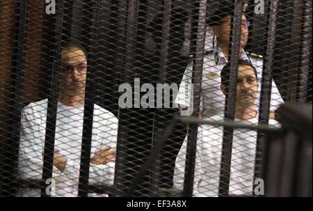 Le Caire. 09 juillet 2012. Le fichier photo prise le 9 juillet 2012, montre Gamal (L) et Alaa, deux fils de Moubarak, dans un tribunal du Caire, Égypte. Alaa et Gamal, deux fils de l'ancien Président égyptien Hosni Moubarak, ont été libérés de prison, l'agence de presse officielle MENA a rapporté lundi. © Ahmed Gomaa/Xinhua/Alamy Live News Banque D'Images