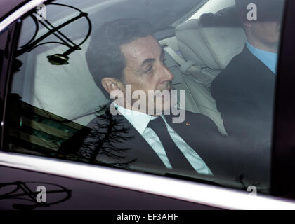 Berlin, Allemagne. 26 janvier, 2015. L'ancien président français Nicolas Sarkozy arrive sur le parking souterrain du quartier général du parti CDU avant un entretien avec la Chancelière allemande et présidente du parti CDU, Angela Merkel, à Berlin, Allemagne, 26 janvier 2015. Sarkozy a été élu président de l'UMP, parti conservateur français en novembre 2014. L'UMP est, comme la CDU, un membre à part entière du Parti Populaire Européen (PPE). PHOTO : Bernd VON JUTRCZENKA/dpa/Alamy Live News Banque D'Images