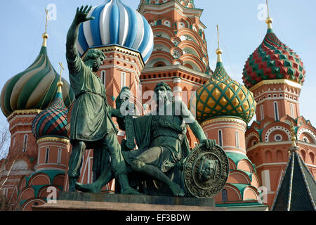 Monument aux héros nationaux minine et Pojarski en face de la Cathédrale St Basile sur la Place Rouge, Moscou, Russie Banque D'Images