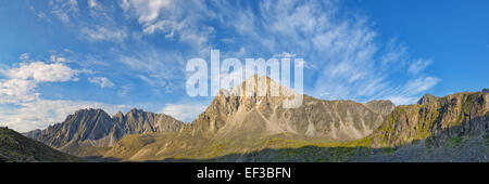 Beau ciel sur les sommets des montagnes en juillet. Sayan de l'Est. La Sibérie Banque D'Images