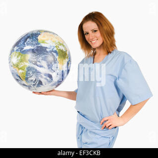Nurse holding globe Banque D'Images
