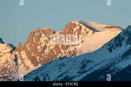 Le terme 'Sattelspitzen' fait référence aux 'pics de selle' d'une chaîne de montagnes, généralement présents en terrain alpin. Le titre fait probablement référence à une œuvre d'art ou une illustration représentant les sommets caractéristiques d'une crête de montagne, mettant en valeur la beauté naturelle et la robustesse du paysage. Banque D'Images